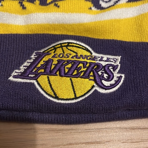 NWT LA Lakers winter hat - Picture 3 of 5